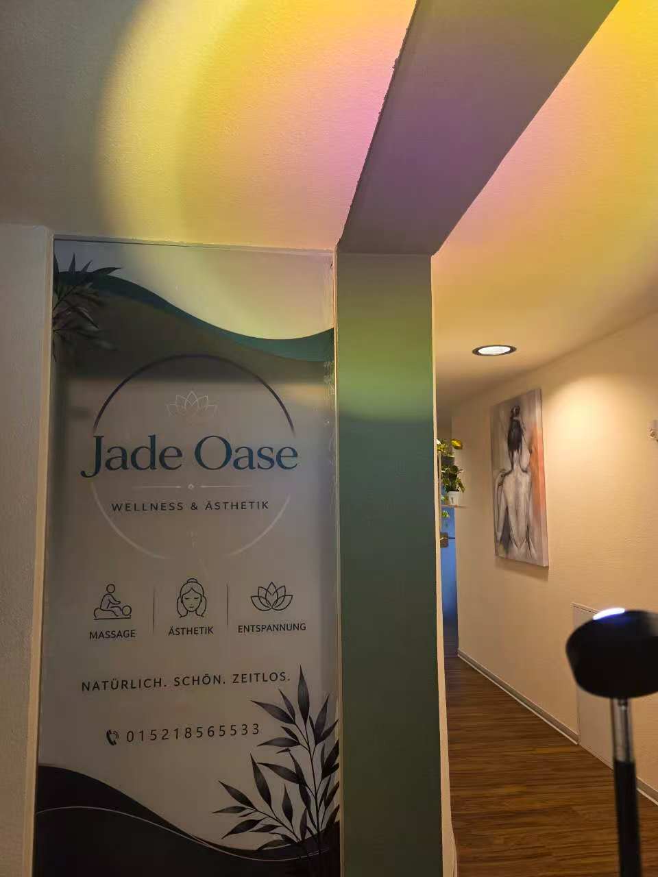 Jade Oase Wandgrafik mit Logo im Eingangsbereich des Studios in Mannheim
